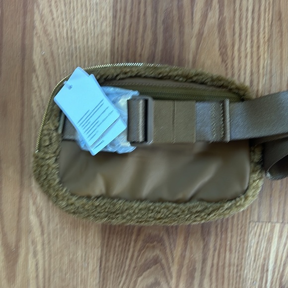 NWT Lululemon Fleece Everywhere Belt Bag Vol 1L in Burnt Caramel - Picture 3 of 9